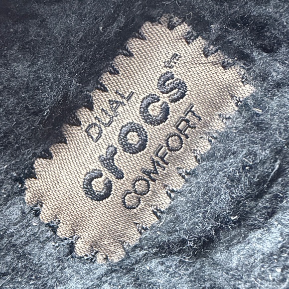 CROCS Black Floral size 7 women’s Clogs fur inside - Picture 9 of 10